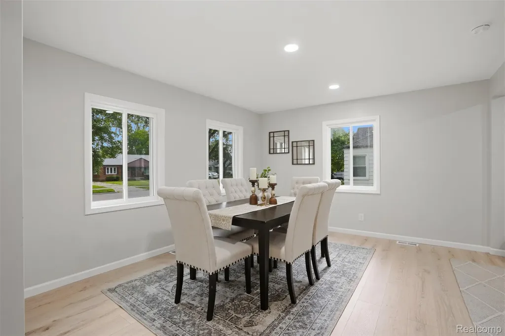 21161 Westhampton Street Oak Park City MI 48237