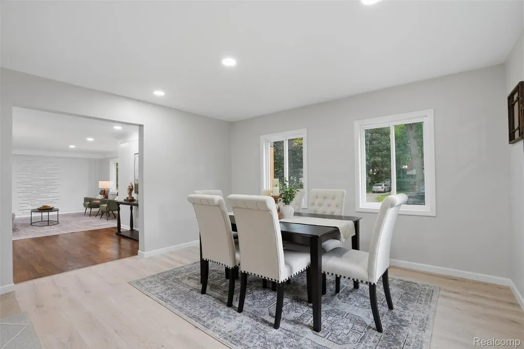 21161 Westhampton Street Oak Park City MI 48237