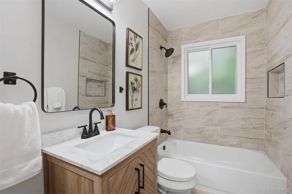 21161 Westhampton Street Oak Park City MI 48237