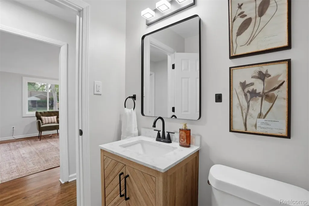 21161 Westhampton Street Oak Park City MI 48237