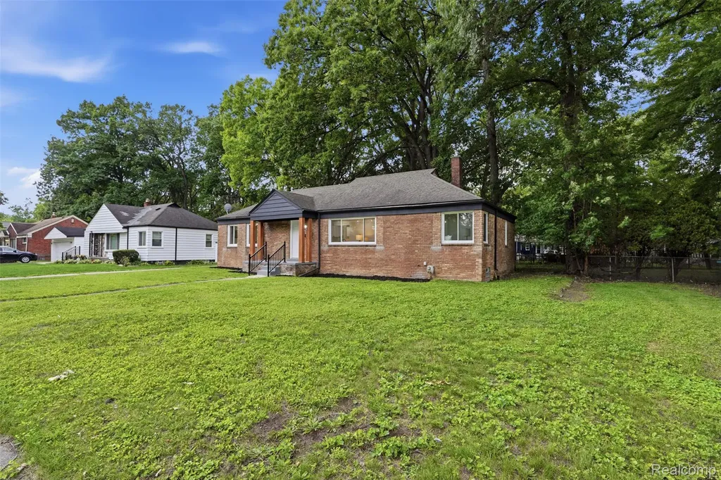 21161 Westhampton Street Oak Park City MI 48237