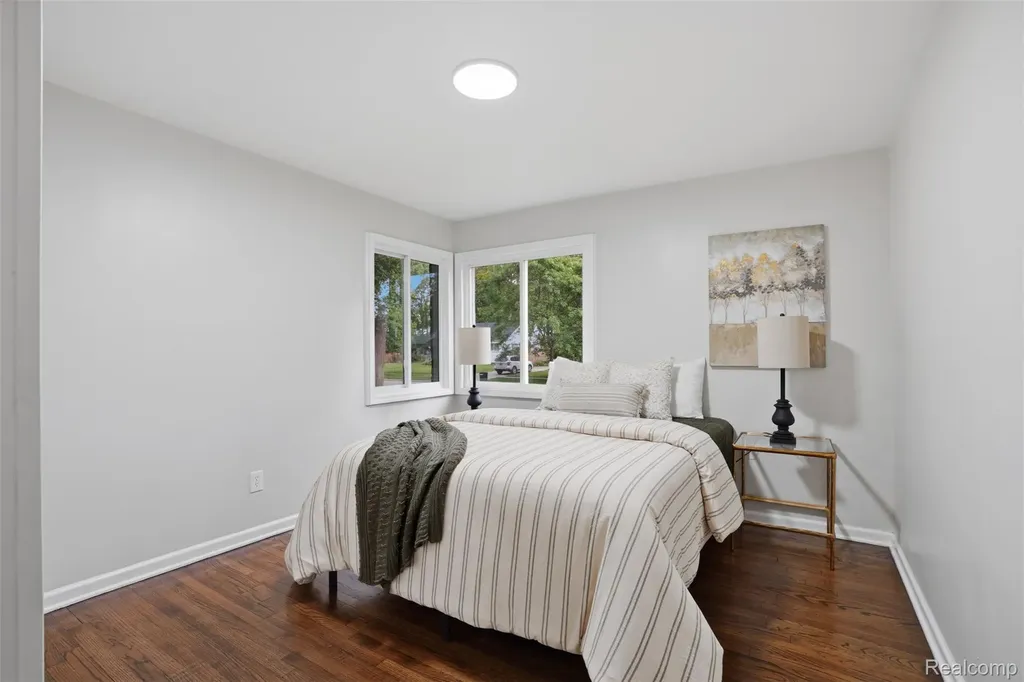 21161 Westhampton Street Oak Park City MI 48237