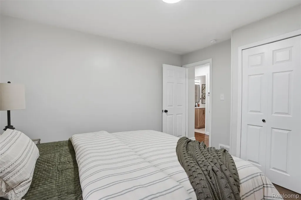 21161 Westhampton Street Oak Park City MI 48237
