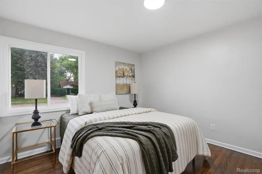 21161 Westhampton Street Oak Park City MI 48237