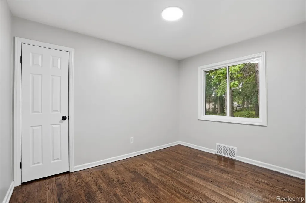 21161 Westhampton Street Oak Park City MI 48237