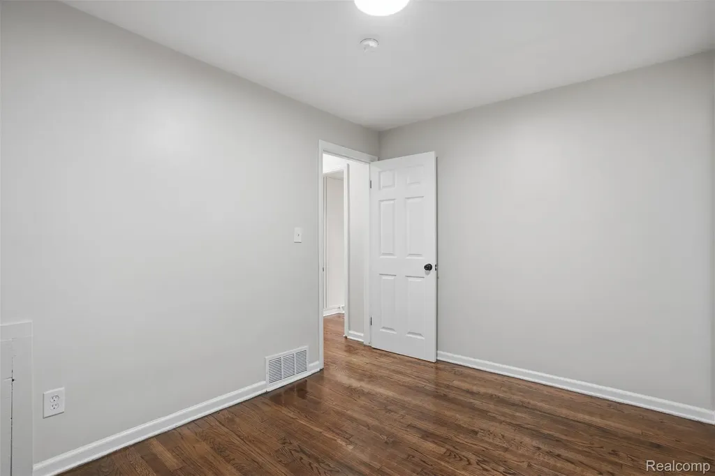 21161 Westhampton Street Oak Park City MI 48237