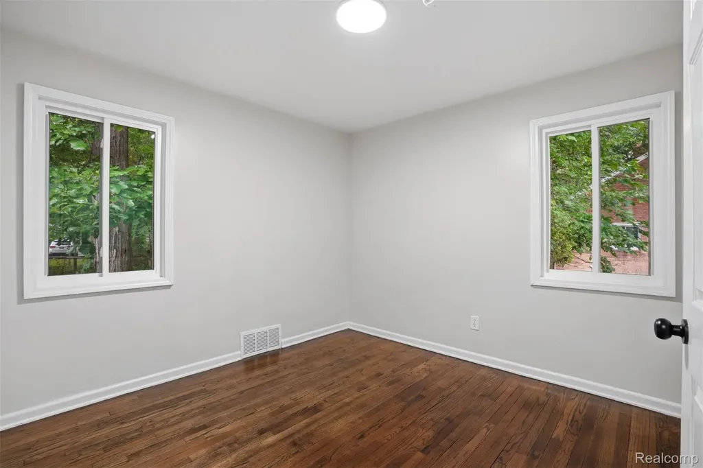 21161 Westhampton Street Oak Park City MI 48237