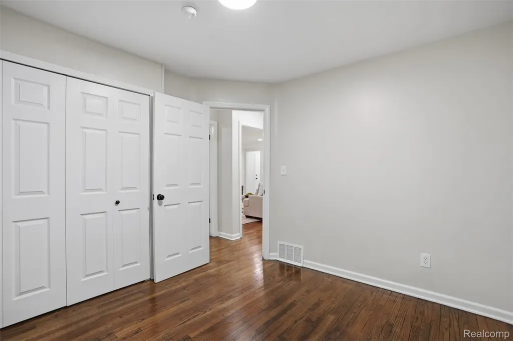 21161 Westhampton Street Oak Park City MI 48237