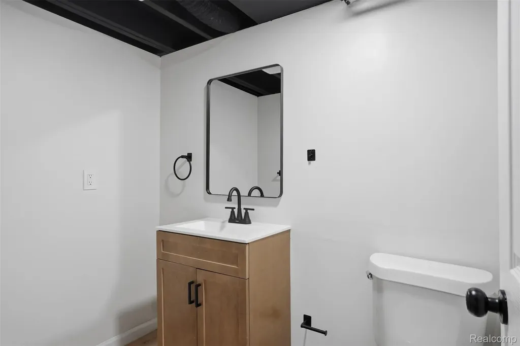 21161 Westhampton Street Oak Park City MI 48237