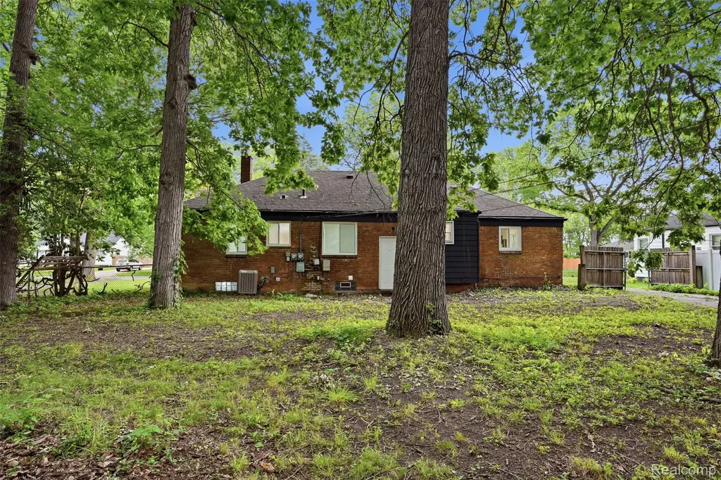 21161 Westhampton Street Oak Park City MI 48237