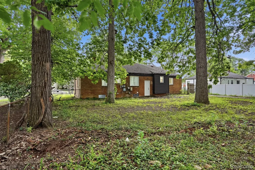 21161 Westhampton Street Oak Park City MI 48237