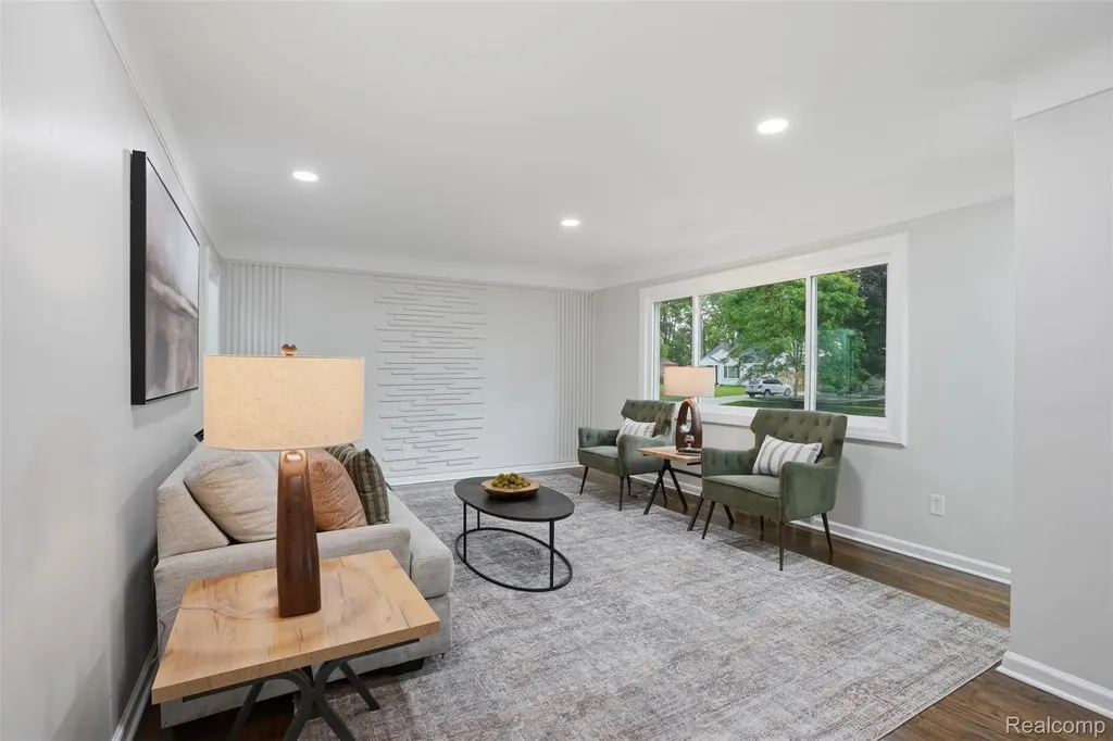 21161 Westhampton Street Oak Park City MI 48237