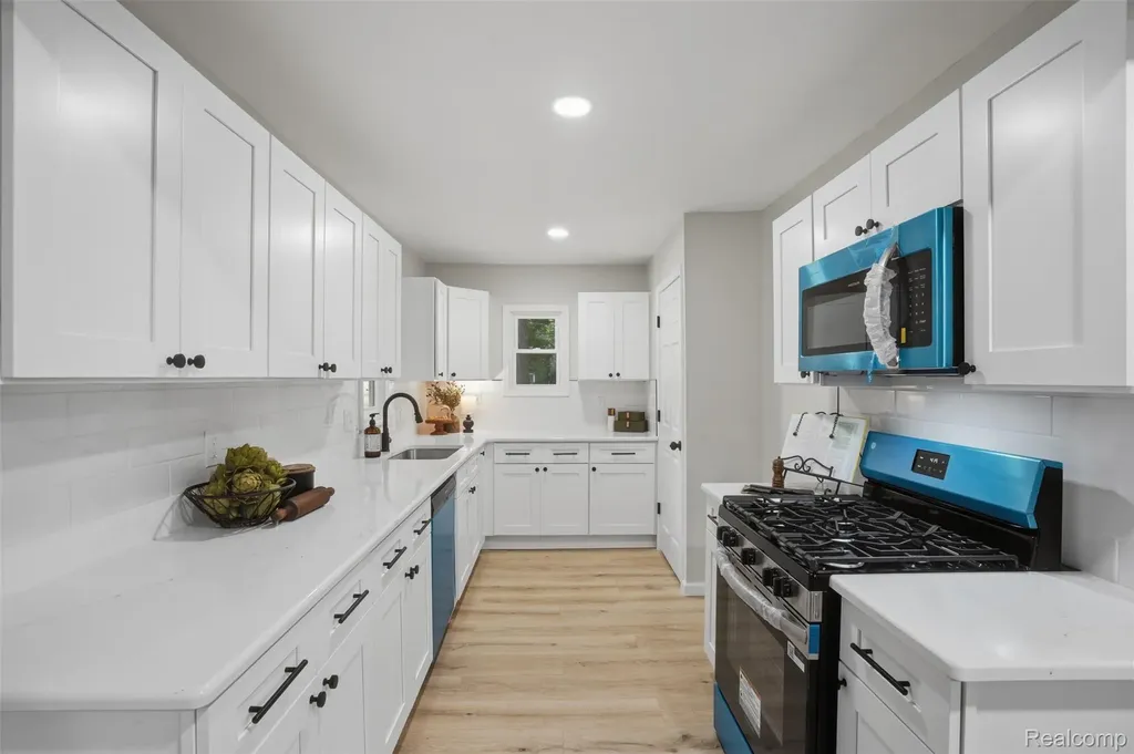 21161 Westhampton Street Oak Park City MI 48237