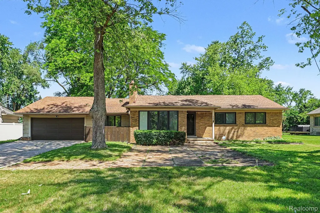 2360 Pineview West Bloomfield Charter Township MI 48324