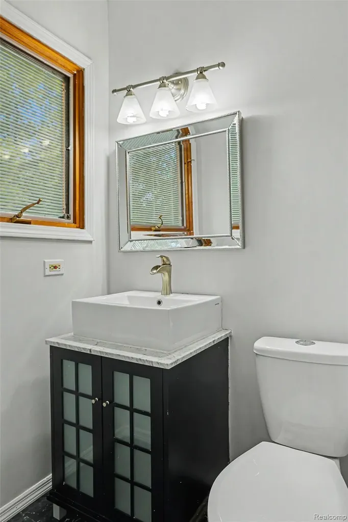 2360 Pineview West Bloomfield Charter Township MI 48324