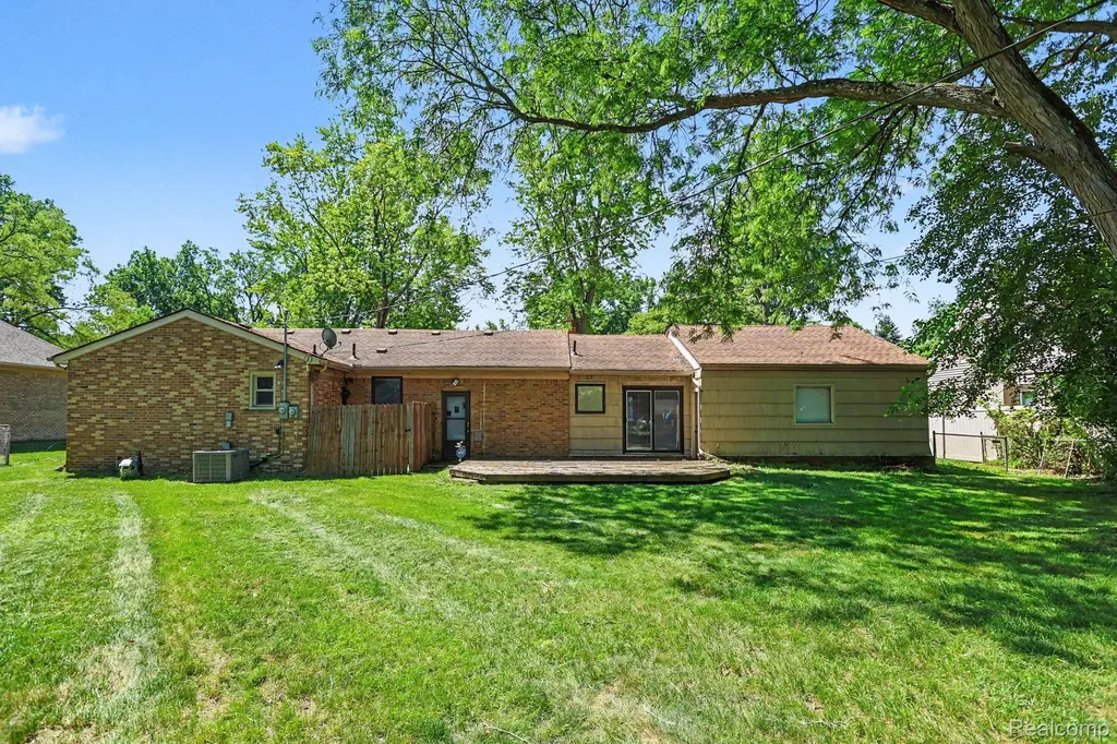 2360 Pineview West Bloomfield Charter Township MI 48324