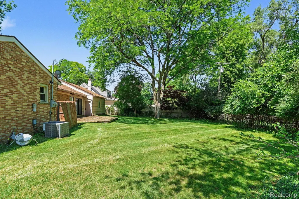 2360 Pineview West Bloomfield Charter Township MI 48324
