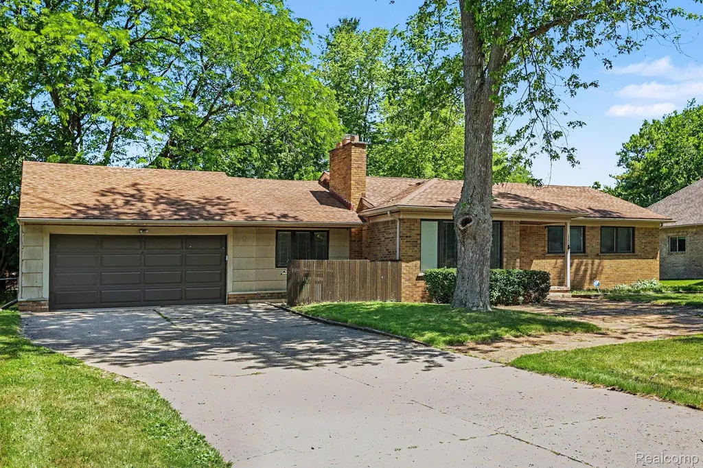 2360 Pineview West Bloomfield Charter Township MI 48324