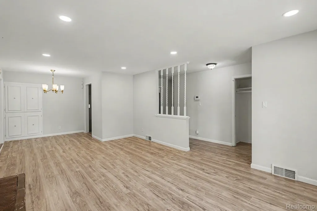 2360 Pineview West Bloomfield Charter Township MI 48324