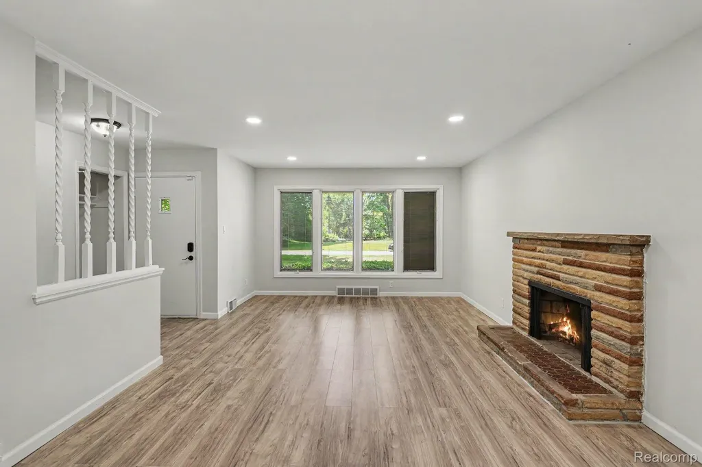 2360 Pineview West Bloomfield Charter Township MI 48324