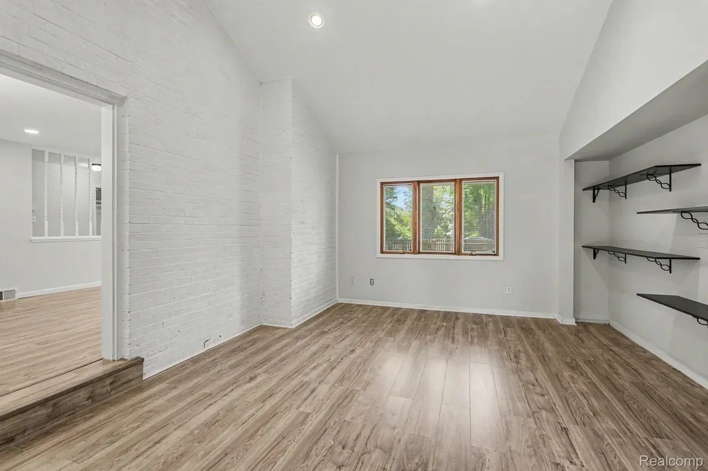 2360 Pineview West Bloomfield Charter Township MI 48324