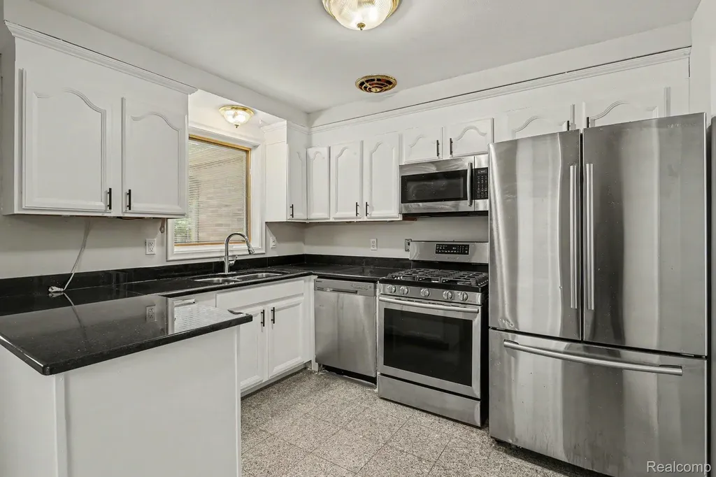 2360 Pineview West Bloomfield Charter Township MI 48324