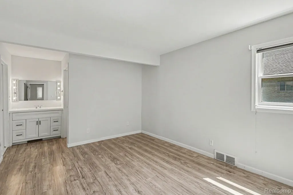 2360 Pineview West Bloomfield Charter Township MI 48324