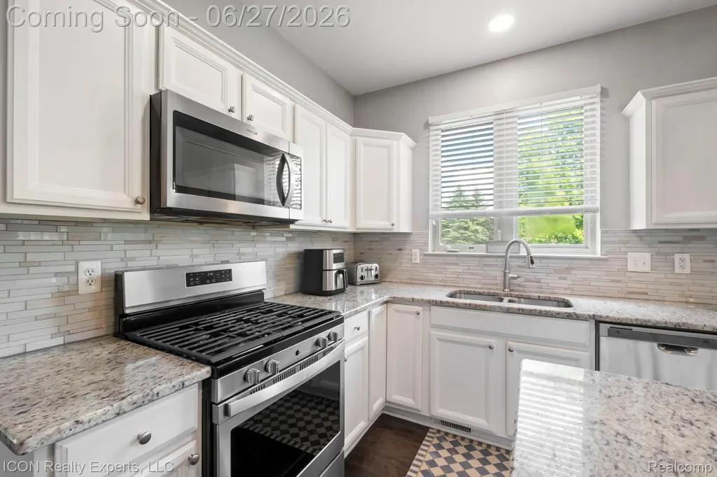 884 Grandview Drive Commerce Charter Township MI 48390