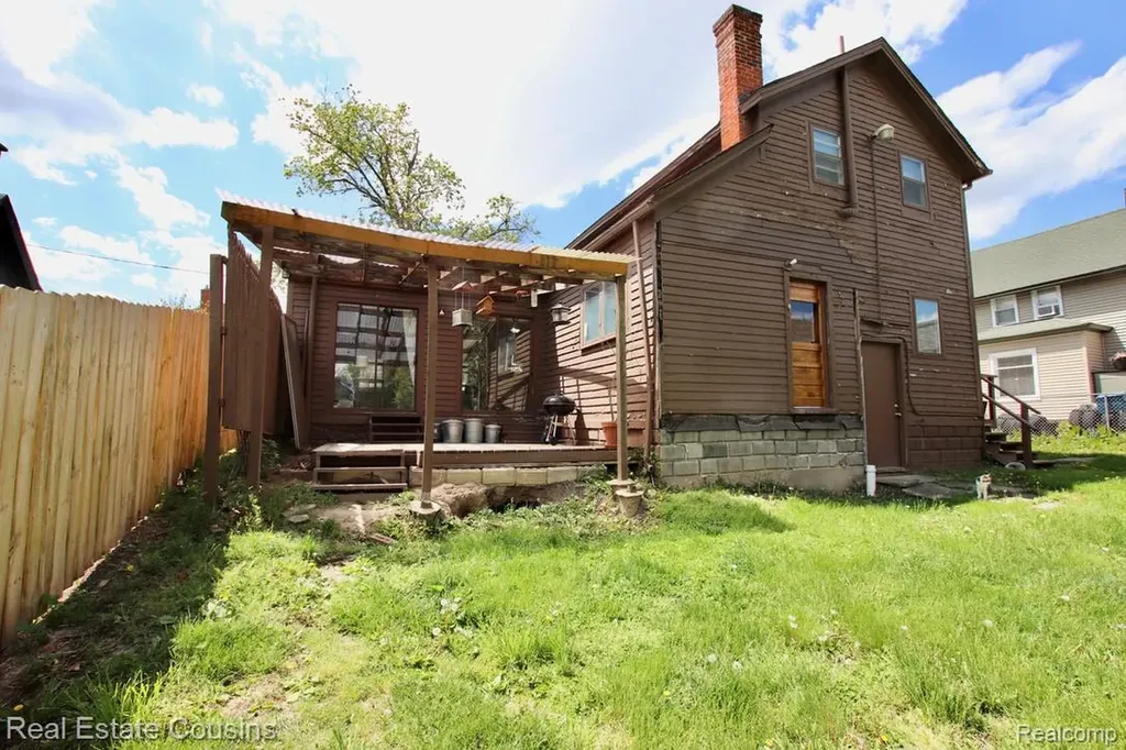 105 S Pine Street Fenton City MI 48430