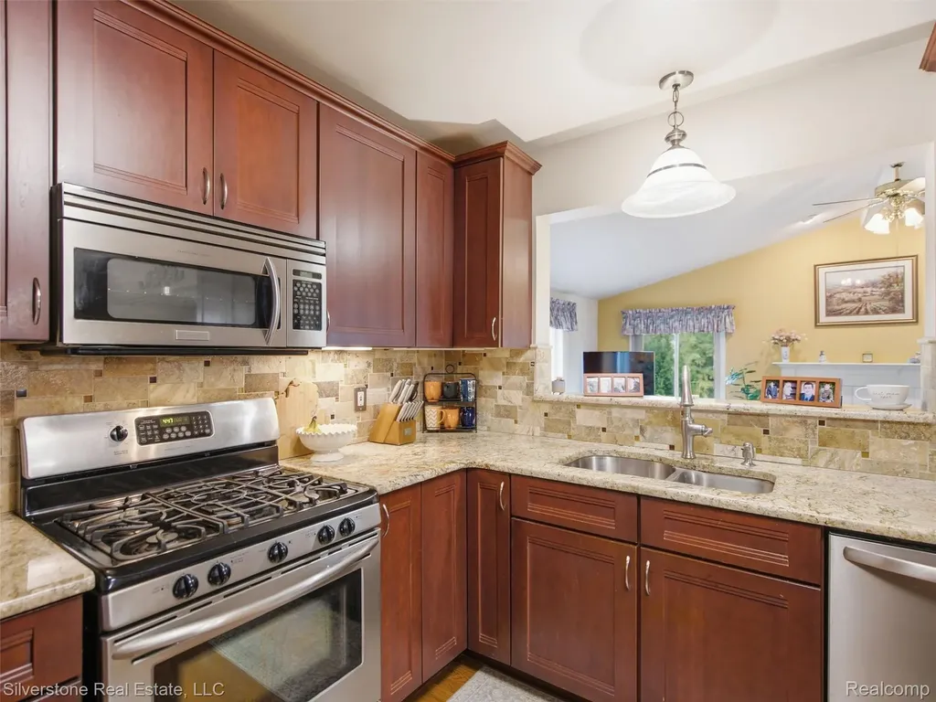 6577 Edith Court Troy City MI 48085