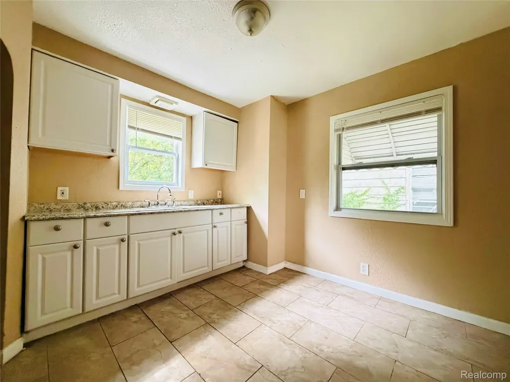 18732 Greenview Avenue Detroit City MI 48219