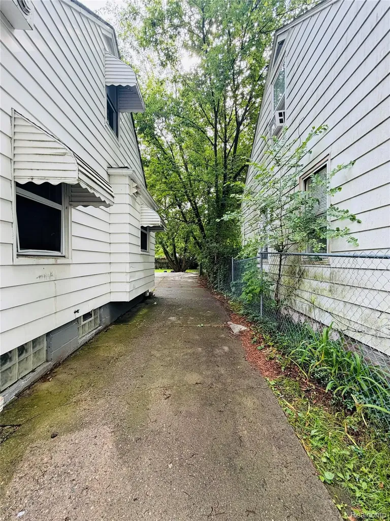 18732 Greenview Avenue Detroit City MI 48219
