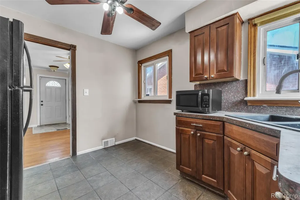 15421 Mccann Street Southgate City MI 48195