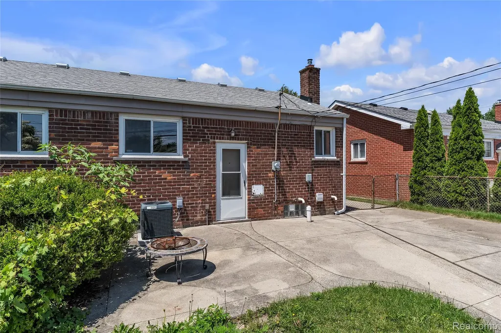 15421 Mccann Street Southgate City MI 48195