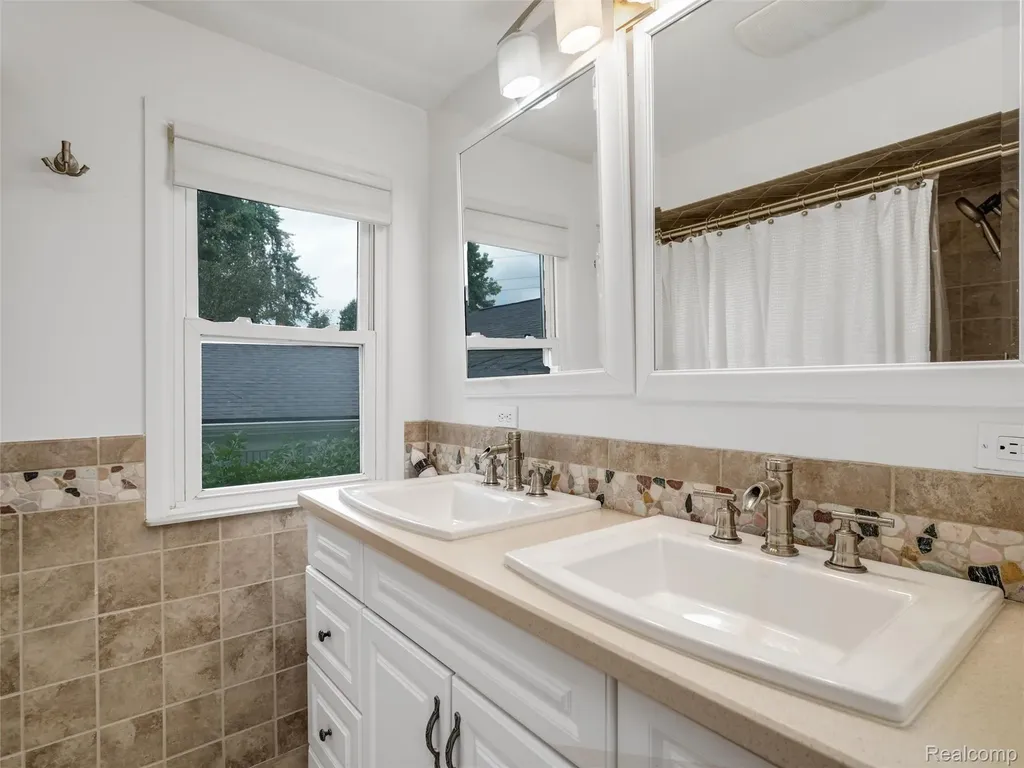 3817 Dalice Drive West Bloomfield Charter Township MI 48323