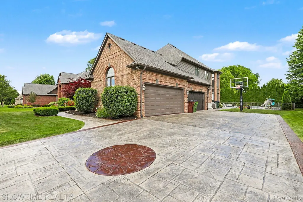 54676 Woodcreek Boulevard Shelby Charter Township MI 48315