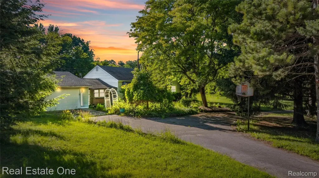 9585 N Eston Road Independence Charter Township MI 48348