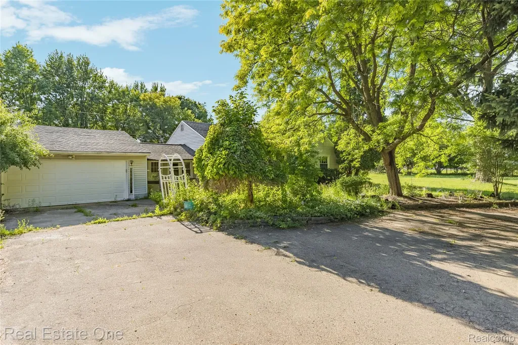 9585 N Eston Road Independence Charter Township MI 48348