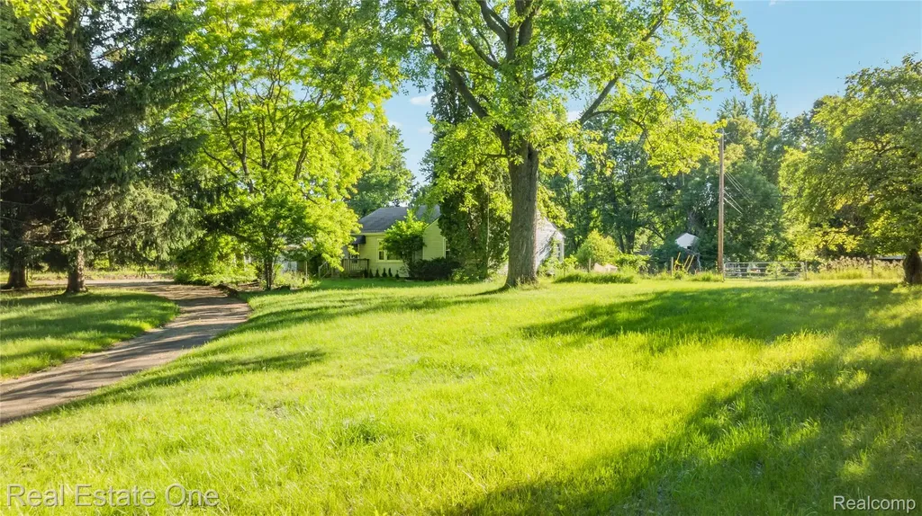 9585 N Eston Road Independence Charter Township MI 48348