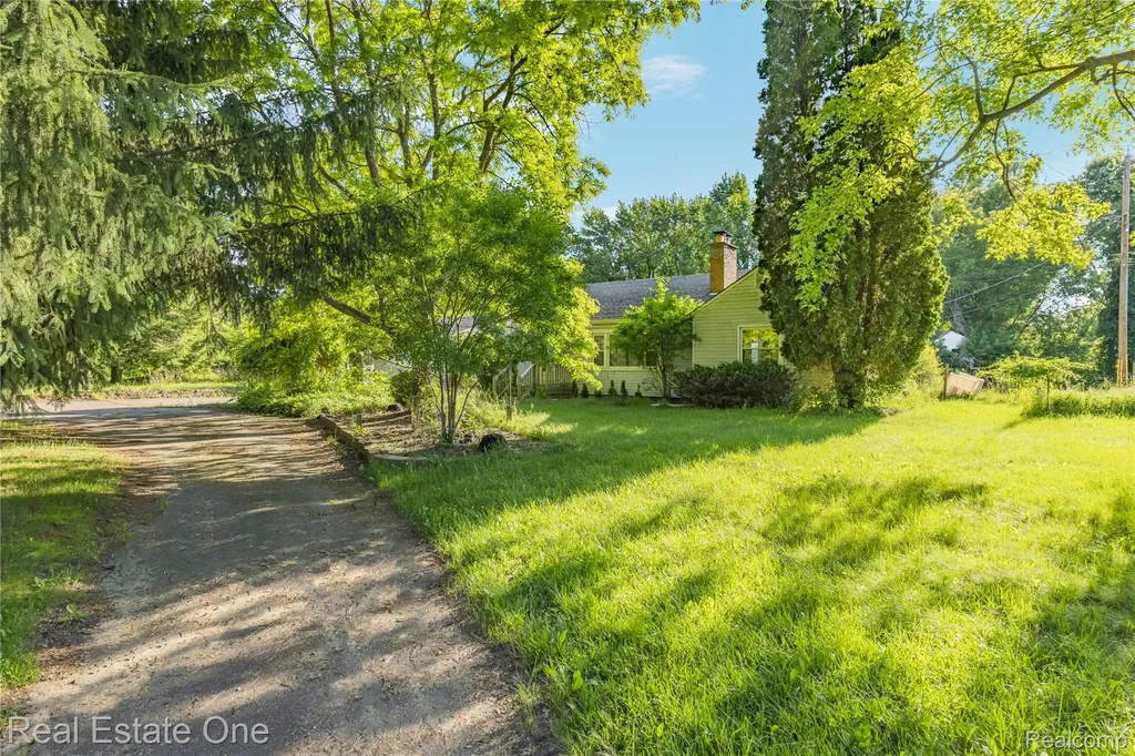 9585 N Eston Road Independence Charter Township MI 48348