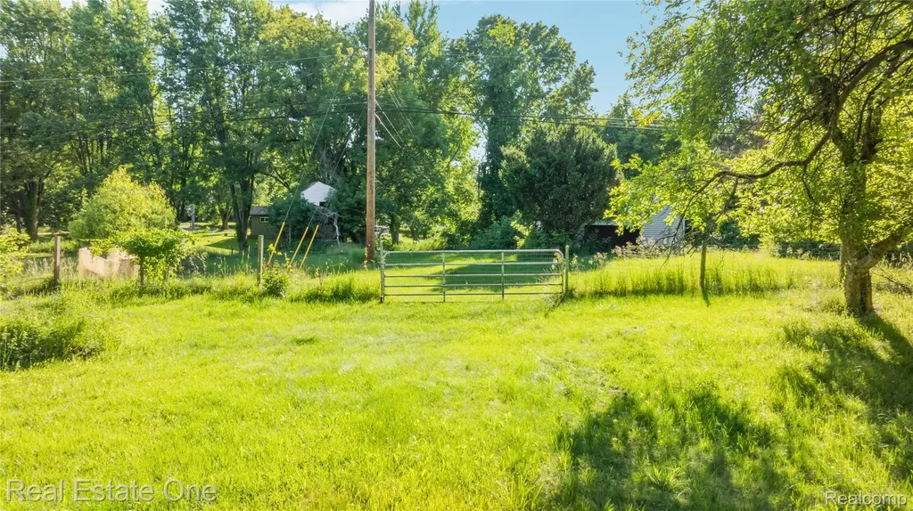 9585 N Eston Road Independence Charter Township MI 48348