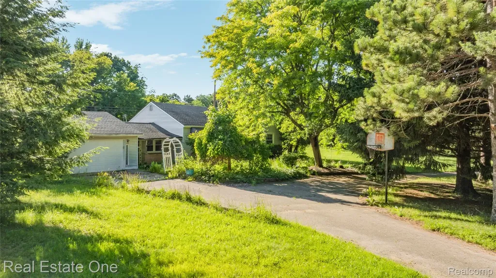 9585 N Eston Road Independence Charter Township MI 48348