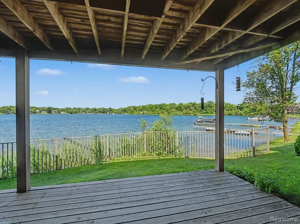 1974 Klingensmith Road Bloomfield Charter Township MI 48302