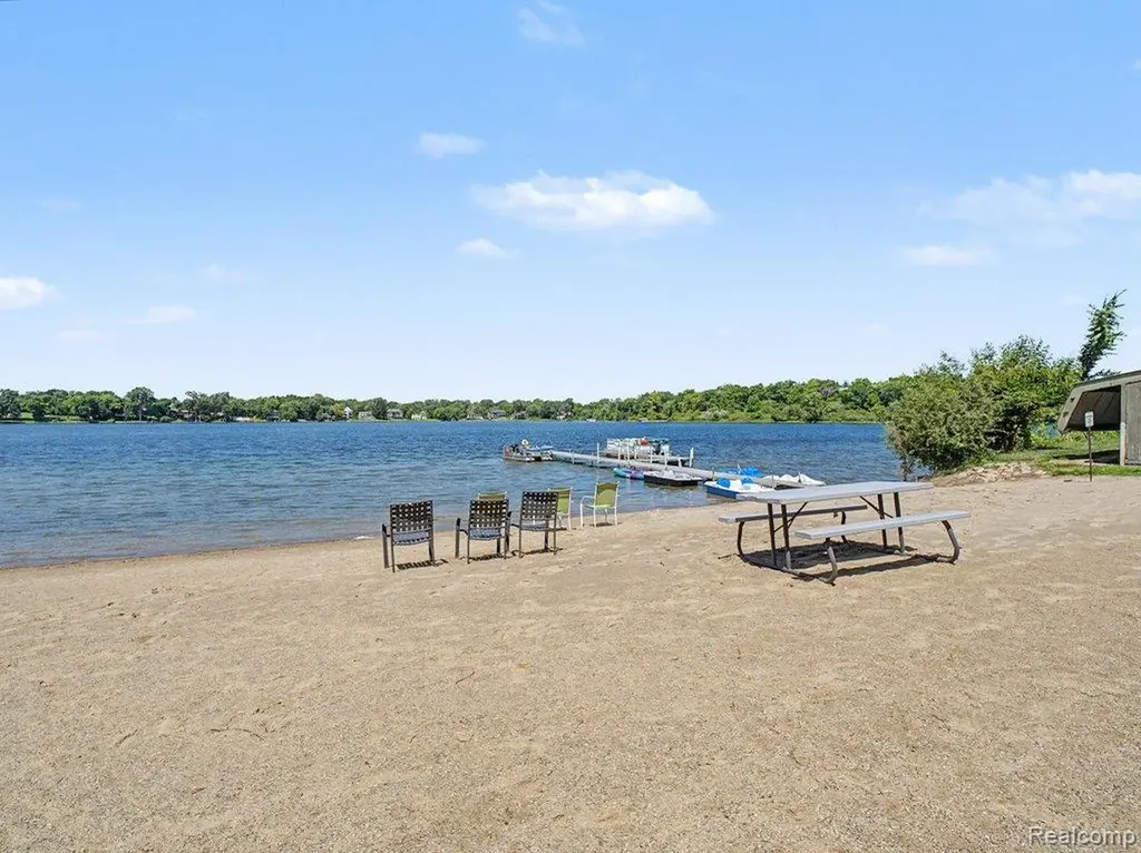1974 Klingensmith Road Bloomfield Charter Township MI 48302