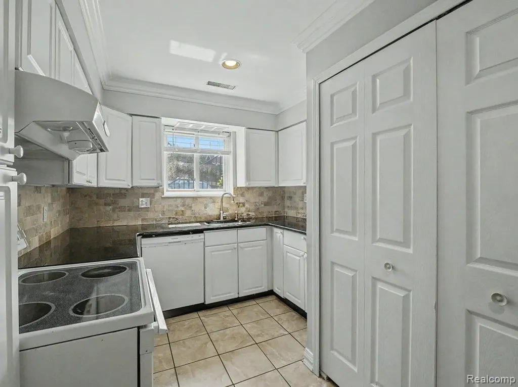 1974 Klingensmith Road Bloomfield Charter Township MI 48302