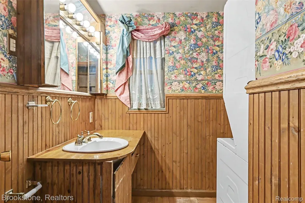 416 E Maple Street Mason City MI 48854