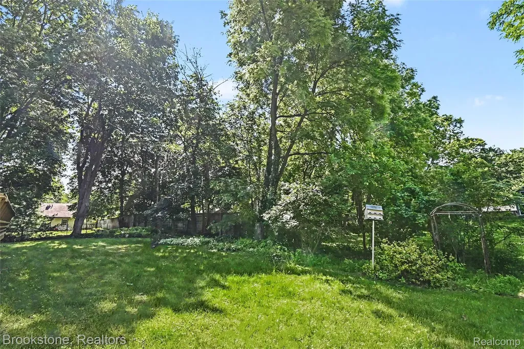 416 E Maple Street Mason City MI 48854