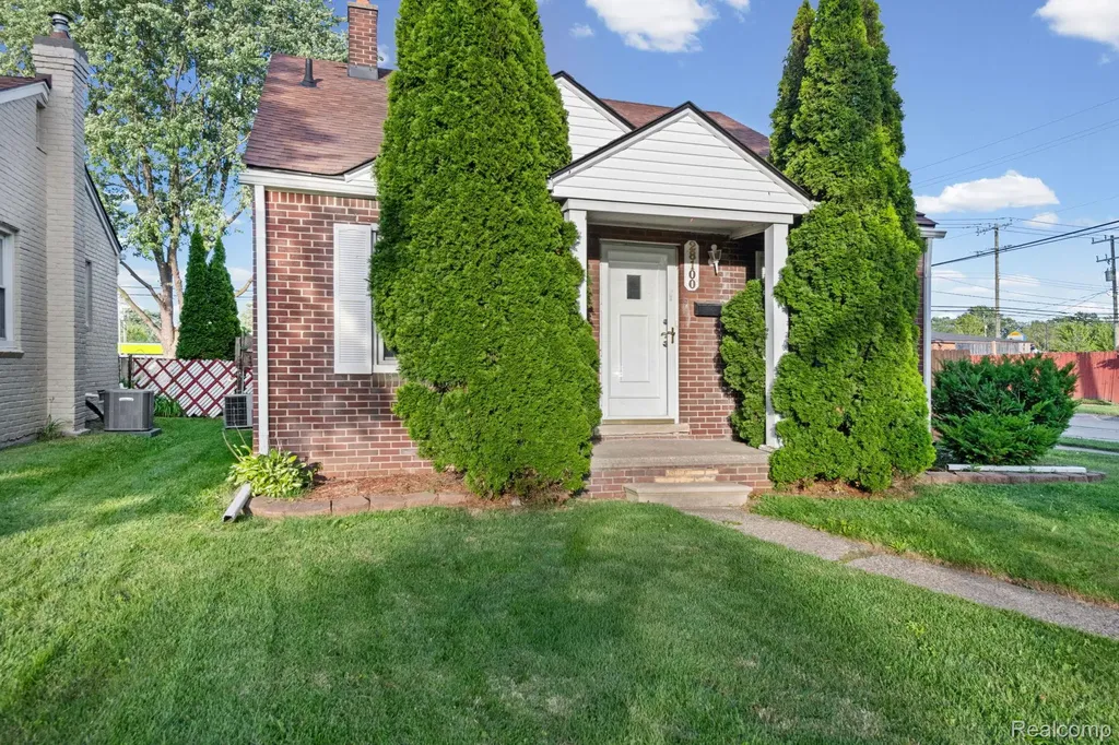 28100 Glenwood Street St. Clair Shores City MI 48081