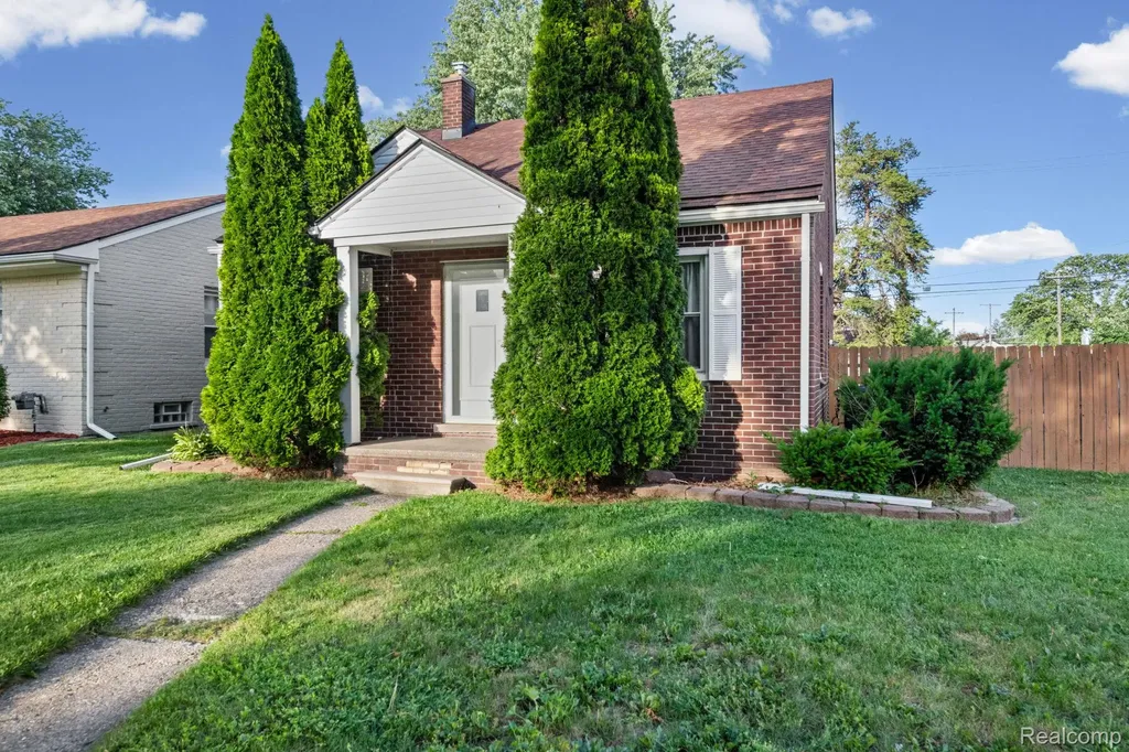 28100 Glenwood Street St. Clair Shores City MI 48081