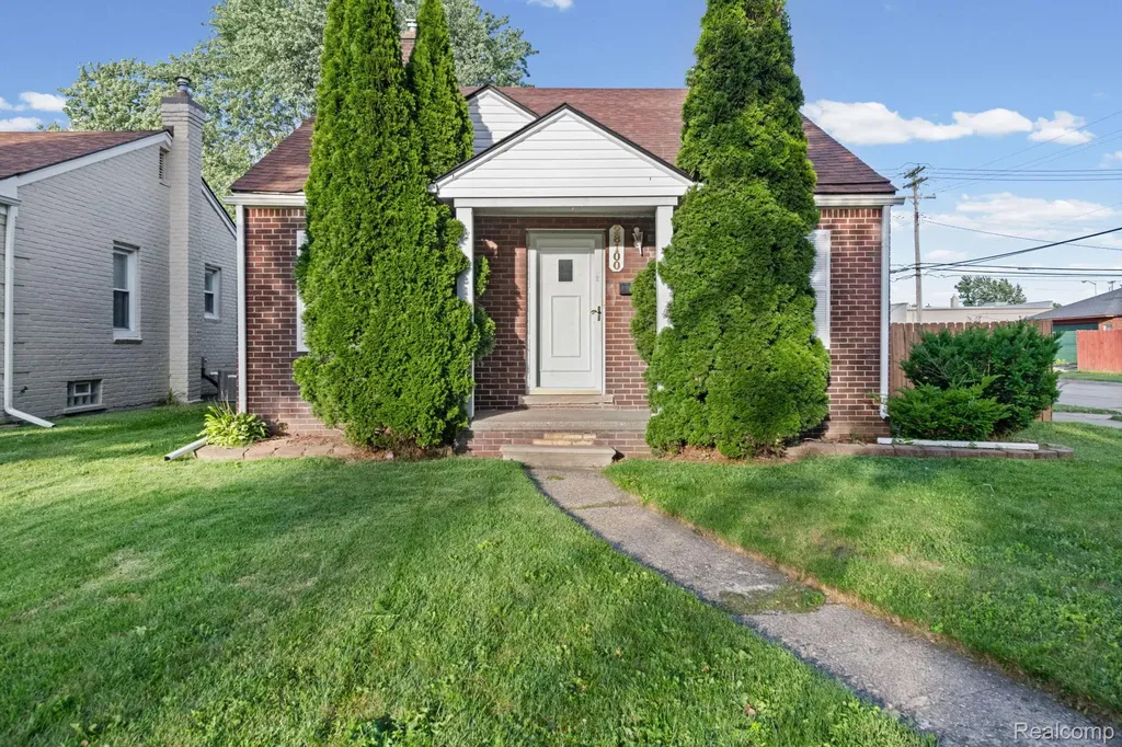 28100 Glenwood Street St. Clair Shores City MI 48081